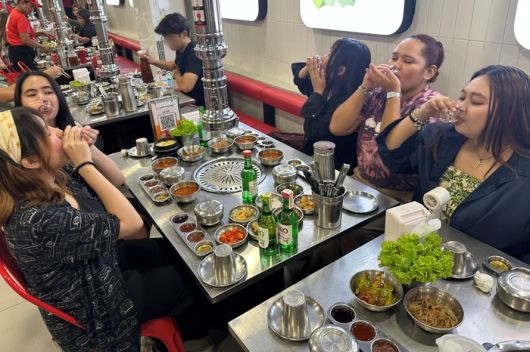 2012년 필리핀에서 설립된 한국식 무한리필 바비큐 전문 프랜차이즈 ‘삼겹살라맛’에서 소비자들이 삼겹살과 ‘진로’ 소주를 즐기고 있다. [사진 출처 = 하이트진로]