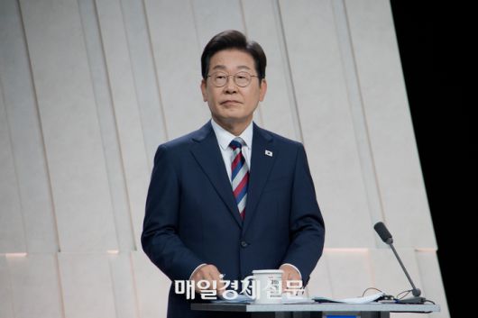 27일 서울 상암 MBC스튜디오에서 열린 21대 대선후보 3차 토론회에 더불어민주당 이재명 후보가  참석하여 토론회를 준비하고 있다.