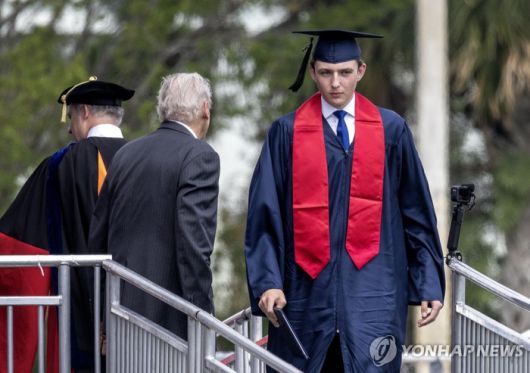 도널드 트럼프 미국 대통령의 막내 아들 배런이 지난해 고교 졸업식에 참가한 모습. [사진 출처 = EPA 연합뉴스]