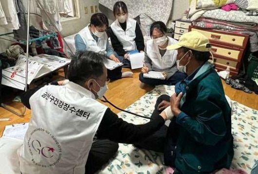 건강장수팀의 통합방문건강관리 모습. 서울시