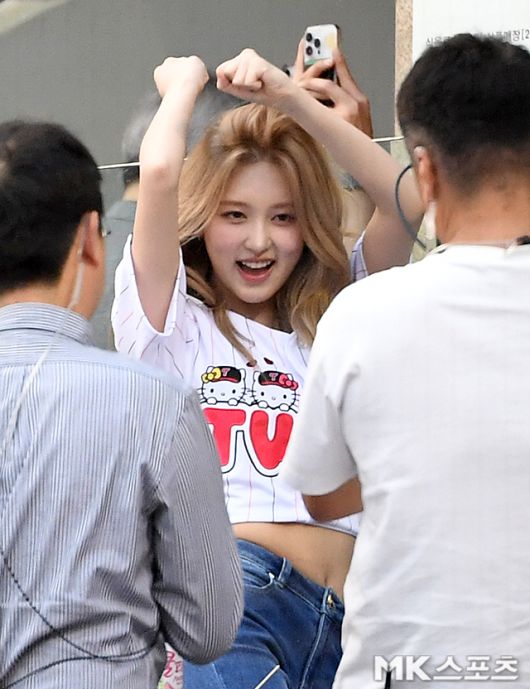 가을은 27일 오후 서울 잠실야구장에서 열린 2025 KBO리그 LG 트윈스와 한화 이글스 경기의 시구자로 나섰다. 사진=천정환 기자