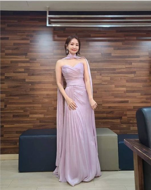 커다란 드롭 이어링으로 포인트를 준 그는 특유의 단정한 메이크업과 함께 우아한 카리스마를 뽐냈다.사진=오정연 SNS