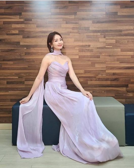 허리부터 자연스럽게 퍼지는 롱 드레이프는 움직임에 따라 살랑이는 실루엣으로 무대 여신 포스를 더했다.사진=오정연 SNS