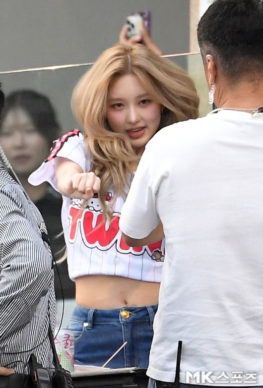 LG 트윈스 유니폼을 입고 나타난 가을은 화이트&레드 톤의 키치한 헬로키티 시구복과 데님 부츠컷 팬츠를 매치해 ‘걸그룹다운’ 러블리한 매력을 발산했다. 사진=천정환 기자