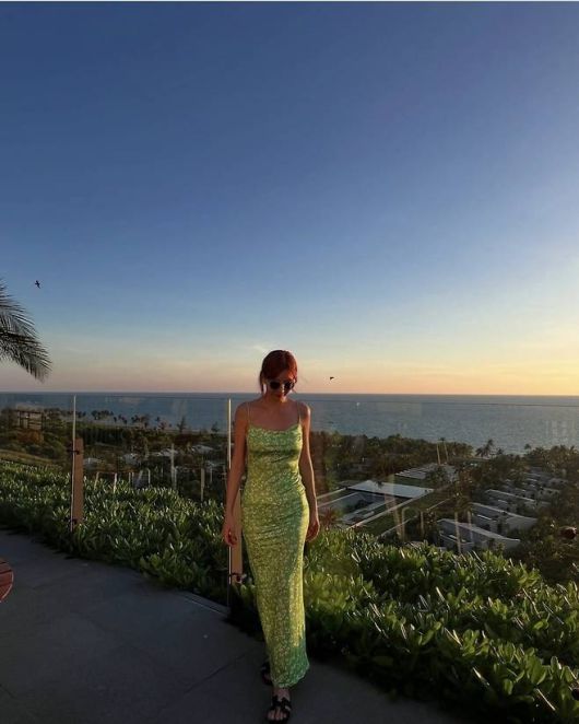 선셋을 배경으로 탁 트인 오션 뷰 리조트에 서서 여유로운 시간을 보내는 모습이었다.사진=정아 SNS