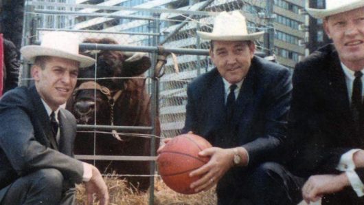 황소 앞에서 농구공을 들고 있는 딕 클라인(사진 가운데)