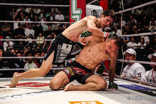 초대 ONE 밴텀급 챔피언 김수철이 2024년 9월 일본 사이타마 슈퍼 아레나 제7대 라이진 밴텀급 챔피언 결정전에서 UFC 출신 이노우에 나오키한테 공격당하고 있다. 사진=RIZIN FF