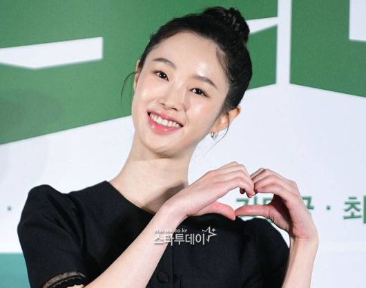 강해림은 600:1의 경쟁률을 뚫고 넷플릭스 ‘썸바디’ 주연으로 발탁돼 ‘제2의 김고은’으로 주목받았다.