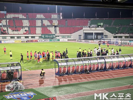 경기 후 양 팀 선수들이 뒤엉켜 신경전을 벌였다. 사진=이근승 기자