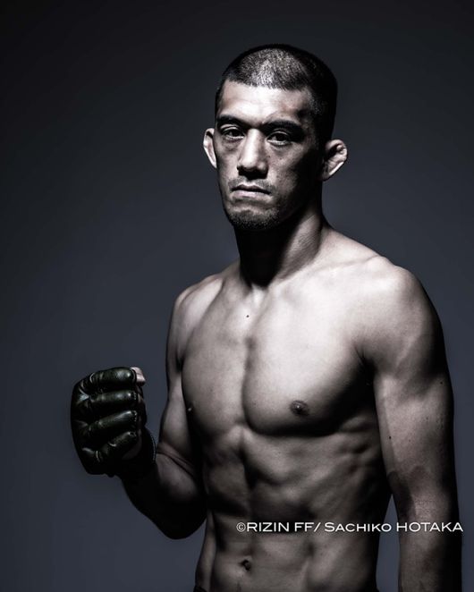 제10대 슈토 밴텀급 챔피언 사토 쇼코가 2024년 9월 라이진 48 프로필을 촬영하고 있다. 사진=RIZIN FF