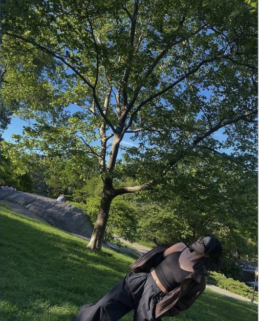 김태리는 블랙 크롭탑과 벌룬핏 하이웨이스트 팬츠를 매치해 캐주얼하면서도 스타일리시한 실루엣을 연출했다.사진=김태리 SNS