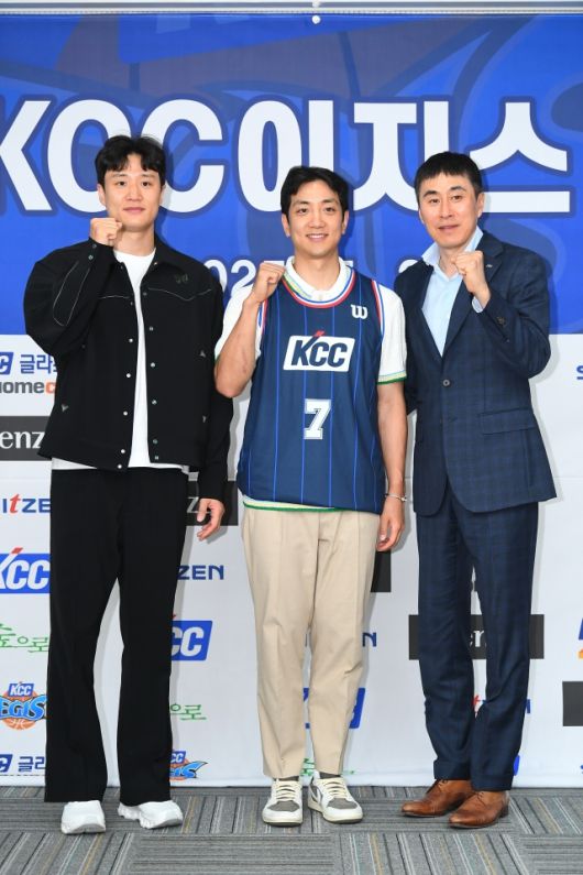 KBL 최고의 인기를 자랑하는 세 남자, 허웅(좌), 허훈, 이상민 감독이 나란히 섰다. 사진=KBL 제공