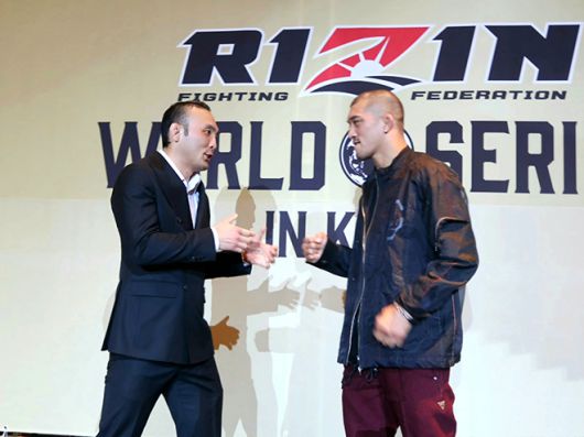 왼쪽부터 인천광역시 파라다이스시티 라이진 월드시리즈 코리아 기자회견 후 초대 ONE 밴텀급 챔피언 김수철, 제10대 슈토 밴텀급 챔피언 사토 쇼코. 김수철은 제4대 로드FC 페더급/밴텀급 챔피언도 지냈다. 사토는 종합격투기 메이저대회 12경기를 뛰었다. 사진=RIZIN FF