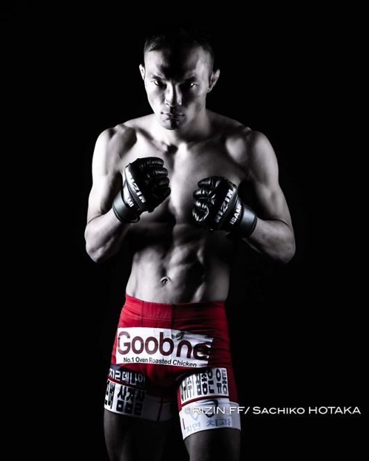 초대 ONE 밴텀급 챔피언 김수철이 2024년 4월 라이진 46 프로필 촬영을 하고 있다. 김수철은 제4대 로드FC 페더급/밴텀급 챔피언도 지냈다. 사진=RIZIN FF