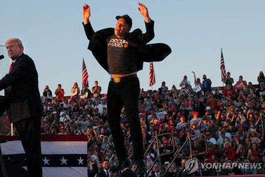 도널드 트럼프 대통령의 대선 유세장에서 점프하는 일론 머스크. [사진 = 로이터연합뉴스]