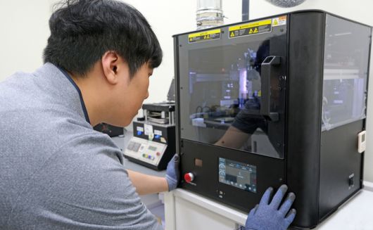 삼성전자서비스 엔지니어가 전문 장비를 활용해 스마트폰 디스플레이 단품 수리를 하는 모습. 삼성전자서비스.