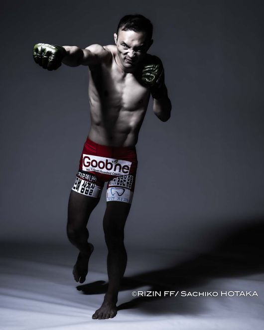 초대 ONE 밴텀급 챔피언 김수철이 2024년 4월 라이진 46 프로필 촬영을 하고 있다. 김수철은 제4대 로드FC 페더급/밴텀급 챔피언도 지냈다. 사진=RIZIN FF
