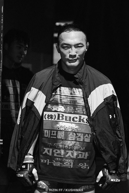 초대 ONE 밴텀급 챔피언 김수철이 2024년 9월 제7대 라이진 밴텀급 챔피언 결정전을 위해 일본 사이타마 슈퍼 아레나에 입장하고 있다. 김수철은 제4대 로드FC 페더급/밴텀급 챔피언도 지냈다. 사진=RIZIN FF