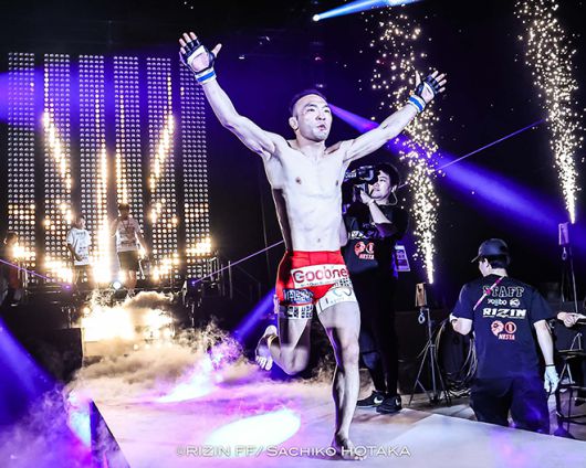 초대 ONE 밴텀급 챔피언 김수철이 2024년 4월 일본 도쿄 아리아케 아레나 라이진 46에 입장하고 있다. 김수철은 제4대 로드FC 페더급/밴텀급 챔피언도 지냈다. 사진=RIZIN FF