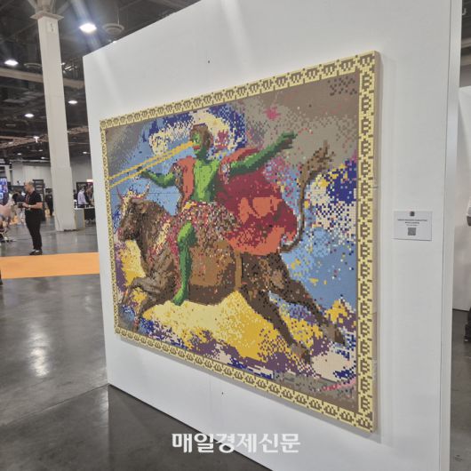 비트코인으로 구매 가능한 그림이 ‘비트코인 2025’ 아트 갤러리에 전시되어 있다. 그림 옆 QR코드를 인식하면 경매에 참여할 수 있다. <이종화 기자>