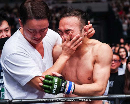 초대 ONE 밴텀급 챔피언 김수철이 2024년 4월 일본 도쿄 아리아케 아레나 라이진 46 승리 후 대한MMA총협회 정문홍 회장과 함께 감격하고 있다. 김수철은 제4대 로드FC 페더급/밴텀급 챔피언도 지냈다. 사진=RIZIN FF