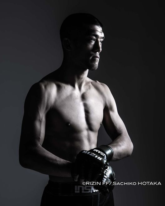 제10대 슈토 밴텀급 챔피언 사토 쇼코가 2023년 라이진 랜드마크 6 프로필을 촬영하고 있다. 사진=RIZIN FF