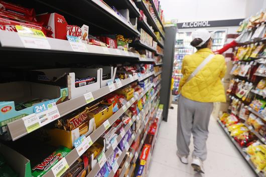 산업통상자원부의 유통업 매출 동향 자료를 보면 올해 1분기(1∼3월) 편의점 매출은 지난해 같은 기간 대비 0.4% 역성장했다. 편의점의 분기 기준 매출이 뒷걸음질한 것은 관련 통계가 공개된 2013년 2분기 이래 처음이다. 거기다 지난해 말 기준 국내 편의점 점포 수는 5만4천852개로 전년보다 68개 줄었다. 2025.5.12 [사진 = 연합뉴스]