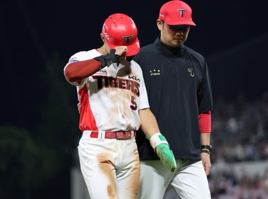 27일 광주 키움전에서 햄스트링 부상을 당한 김도영이 그라운드를 빠져나가고 있다. 사진=연합뉴스