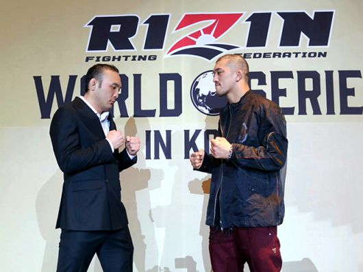 왼쪽부터 인천광역시 파라다이스시티 라이진 월드시리즈 코리아 기자회견 후 초대 ONE 밴텀급 챔피언 김수철, 제10대 슈토 밴텀급 챔피언 사토 쇼코. 김수철은 제4대 로드FC 페더급/밴텀급 챔피언도 지냈다. 사토는 종합격투기 메이저대회 12경기를 뛰었다. 사진=RIZIN FF