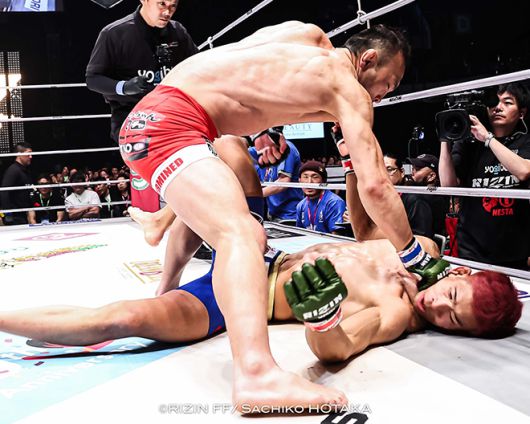 초대 ONE 밴텀급 챔피언 김수철이 2024년 4월 일본 도쿄 아리아케 아레나 라이진 46에서 그라운드 앤드 파운드로 공격하고 있다. 김수철은 제4대 로드FC 페더급/밴텀급 챔피언도 지냈다. 사진=RIZIN FF