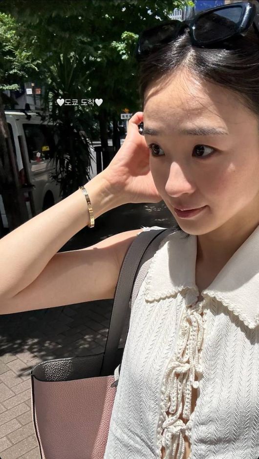 손연재는 도쿄 거리에서 햇살을 가르며 여유롭게 거닐고 있다.사진=손연재 SNS