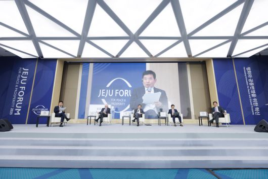 김진표 전 국회의장이 29일 ICC제주에서 열린 제20회 제주포럼 ‘트럼프 2기 무역·통상정책의 영향과 주요 아시아 국가의 대응 전략 및 전망’ 세션에서 발언하고 있다.[제주포럼 사무국 제공]