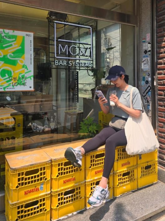 노란 플라스틱 박스 위에 앉아 음료를 마시며 여유를 즐기는 모습도 눈에 띈다. 사진=사유리 SNS