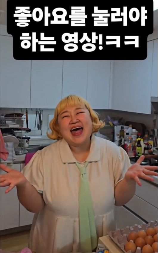 홍윤화는  평소 커플 케미 그대로 ‘생존 리액션’으로 맞받아치며 웃음을 자아냈다.사진=김민기 SNS