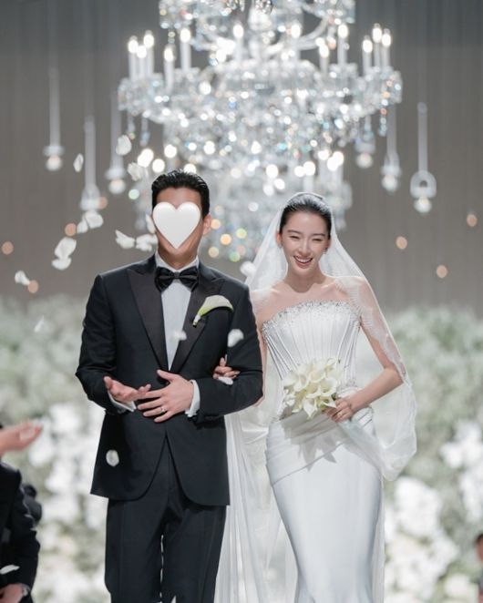 보디라인을 감싸는 실루엣, 은은한 크리스털 장식, 드레스를 휘감는 롱 트레인까지 완성된 장면은 말 그대로 화보였다. 사진=아이린 SNS