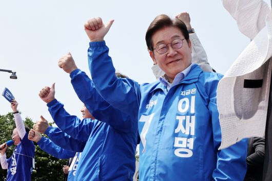 더불어민주당 이재명 대선 후보가 열세 지역으로 분류되는 강원과 충북 지역의 표심 공략에 나선 30일 춘천시 춘천역광장에서 열린 집중유세에서 시민들에게 인사하고 있다. 2025.5.30 [공동취재단]