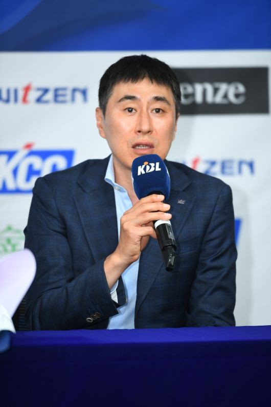 이상민 감독은 “코트 위에선 가드가 지휘자다. 그리고 감독의 역할을 해야 할 때도 있다. 훈이가 오기 전, 우리 팀의 약점이 바로 가드였다. 국내 최고의 가드를 얻었기에 기대하는 부분이 많다. 결국 가드가 어떻게 하는지에 따라 달라진다”고 전했다. 사진=KBL 제공