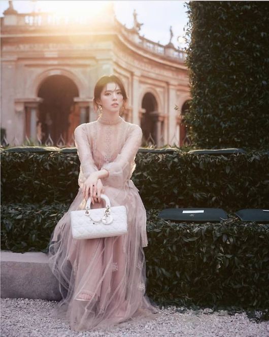 빛을 머금은 듯한 메이크업과 간결한 묶음 머리, 진주 이어링까지 장식 없이도 드러나는 아우라는 그야말로 독보적이었다.사진=한소희 SNS