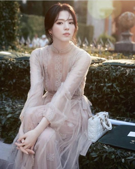 한소희는 하이넥 레이스와 정교한 자수가 돋보이는 누디톤 시스루 롱드레스를 착용했다.사진=한소희 SNS