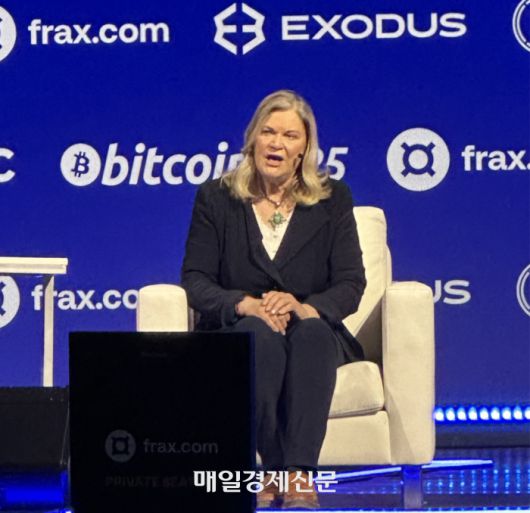 비트코인 2025 세션에서 발언하고 있는 신시아 루미스 상원의원. <이종화 기자>