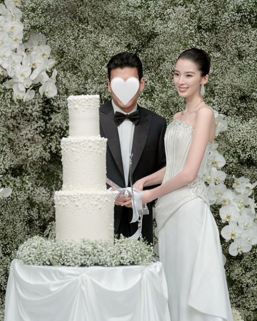 아이린의 신랑은 비연예인 사업가로, 두 사람은 지난 23일 가족과 지인들의 축복 속에 비공개 결혼식을 올렸다.