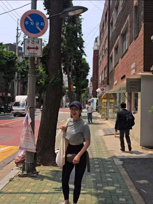 사유리는 보기만 해도 땀이 날 것 같은 도심 한복판에서 기막힌 더위 대처법을 선보였다.T사진=사유리 SNS