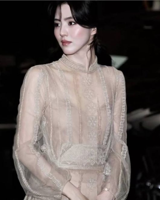 한소희는, 마치 르네상스 회화 속 여신처럼 고요하면서도 절제된 아름다움을 뽐냈다.사진=한소희 SNS