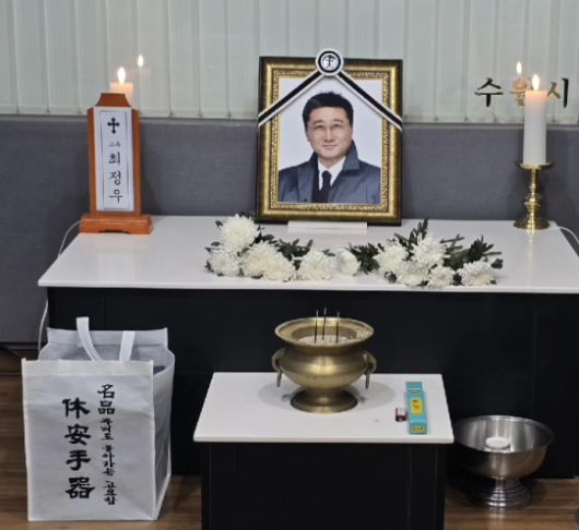 수원시 장례식장에 마련된 고인의 빈소 풍경과 영정사진, 그리고 과거 함께 촬영했던 드라마 ‘별별 며느리’ 현장에서의 모습이 담겨 있었다.사진=문희경 SNS