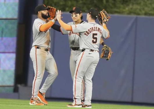 이정후가 경기가 끝난 뒤 동료 외야수들과 기쁨을 나누고 있다. 사진= AP= 연합뉴스 제공