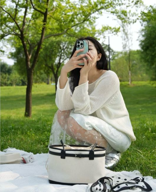 류이서는 시폰 소재가 덧댄 스커트와 루즈한 니트탑, 그리고 포인트가 되는 블랙 스트랩 캔버스백으로 단정한 ‘하객룩 무드’를 주말 나들이 스타일로 변주해냈다.사진=류이서 SNS