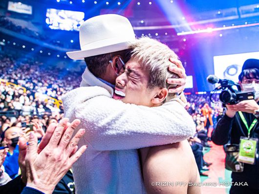 종합격투기 파이터 미우라 고타가 2021년 연말 일본 사이타마 슈퍼아레나 라이진 데뷔전 승리 후 아버지이자 1992년 제10회 아시아축구연맹 아시안컵 최우수선수 미우라 가즈요시에게 안겨 감격하고 있다. 사진=RIZIN FF