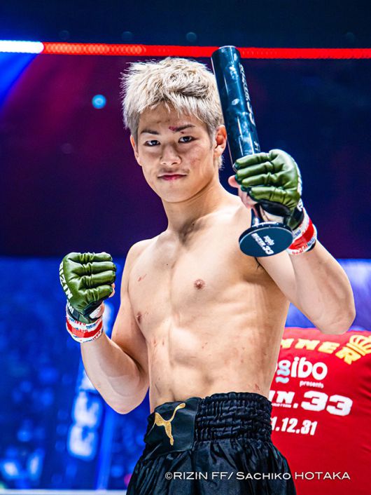 종합격투기 파이터 미우라 고타 2021년 연말 일본 사이타마 슈퍼아레나 라이진 데뷔전 승리 기념 촬영을 하고 있다. 고타는 1992년 제10회 아시아축구연맹 아시안컵 최우수선수 미우라 가즈요시의 둘째 아들이다. 사진=RIZIN FF