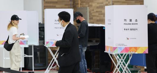 제21대 대통령선거 사전투표 이틀째인 지난 30일 인천 부평구청에 마련된 투표소에서 유권자들이 투표하고 있다. [사진 출처 = 연합뉴스]