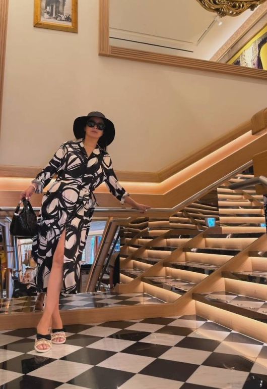 김희선은 큼직한 브러시 스트로크 패턴이 인상적인 블랙 앤 화이트 셔츠형 롱 원피스를 착용했다.사진=김희선 SNS